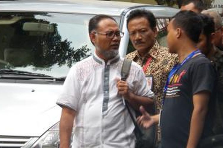 Bambang Widjojanto tiba di Bareskrim Polri, Jumat (18/9/2015). Penyidik Bareskrim akan menyerahkan Bambang ke Kejaksaan Negeri Jakarta Pusat atau pelimpahan tahap dua.