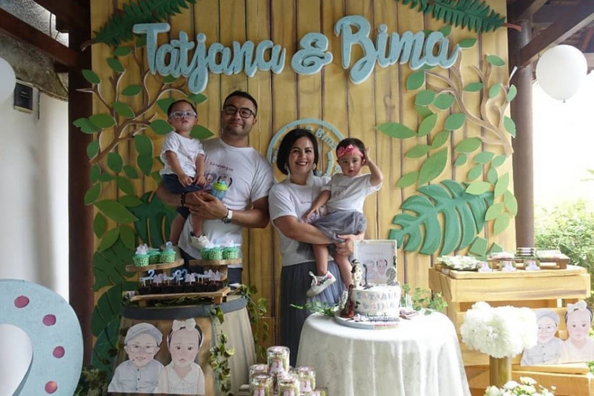 Cynthia Lamusu bersama suaminya aktor Surya Saputra dan kedua buah hatinya, Tatjana dan Bima.