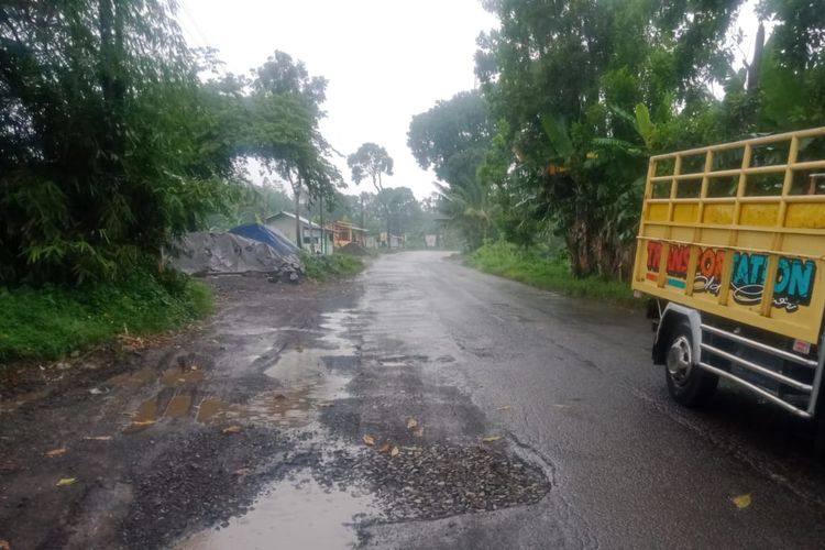 Jalan rusak di Kalibagor, Kecamatan Sukorejo, Kabupaten Kendal. 