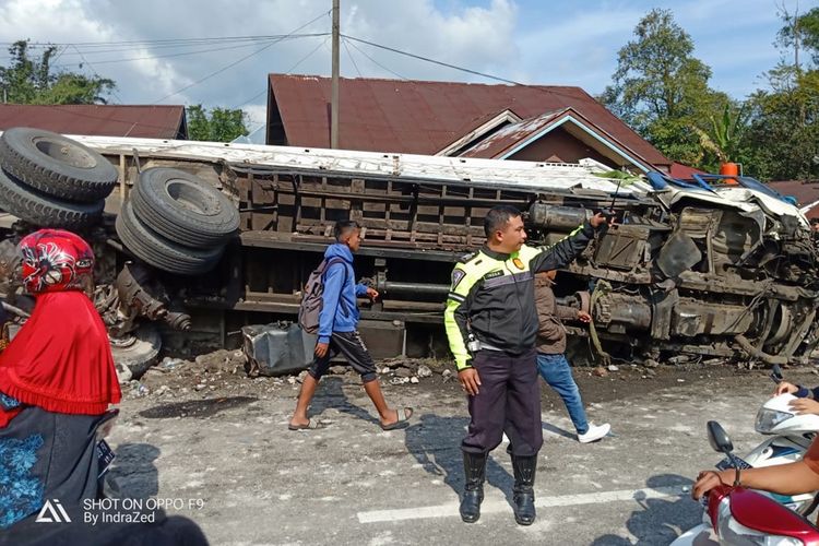 Tabrakan beruntun yang melibatkan 8 kendaraan menyebabkan satu orang tewas dan sebuah rumah hancur di Jalan Raya Padang-Bukittinggi, Jumat (4/10/2019)