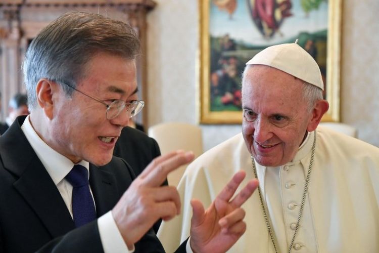 Paus Francis dan Presiden Korea Selatan Moon Jae-in berbincang  di Vatikan pada Kamis (18/10/2018). (AFP/POOL/Alessandro Di Meo).