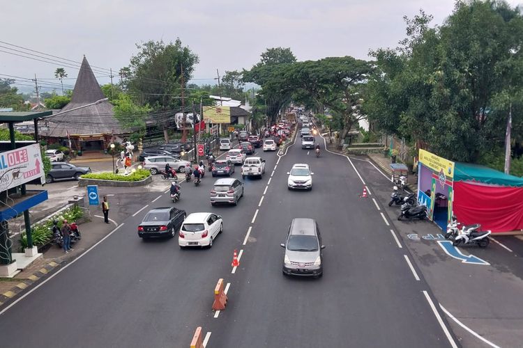 Kondisi arus kendaraan di Jalan Ir Soekarno, Kota Batu pada Sabtu (24/12/2022).  