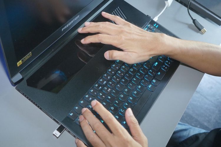 Touchpad luas di atas mechanical keyboard Predator Triton 700.