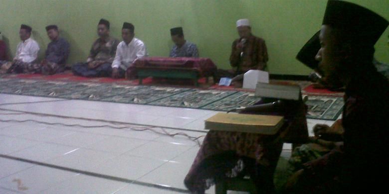 Warga Desa Karangsari,  Kecamatan Karangtengah Demak, saat berdoa  bersama di Mushola Darussalam untuk mengirimkan doa dalam tradisi Arwah Jamak pada malam ke 27  Ramadhan, Jumat (1/7/2016) 