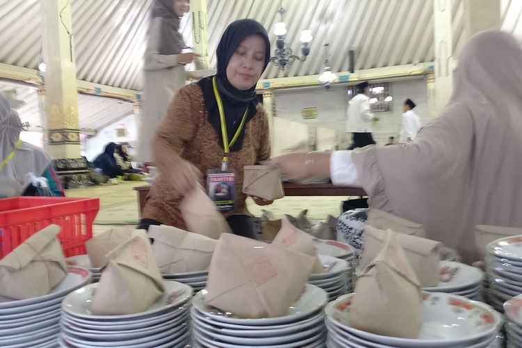 Panitia Ramadhan Masjid Gedhe Kauman nampak sibuk menyiapkan menu gulai kambing setiap hari Kamis