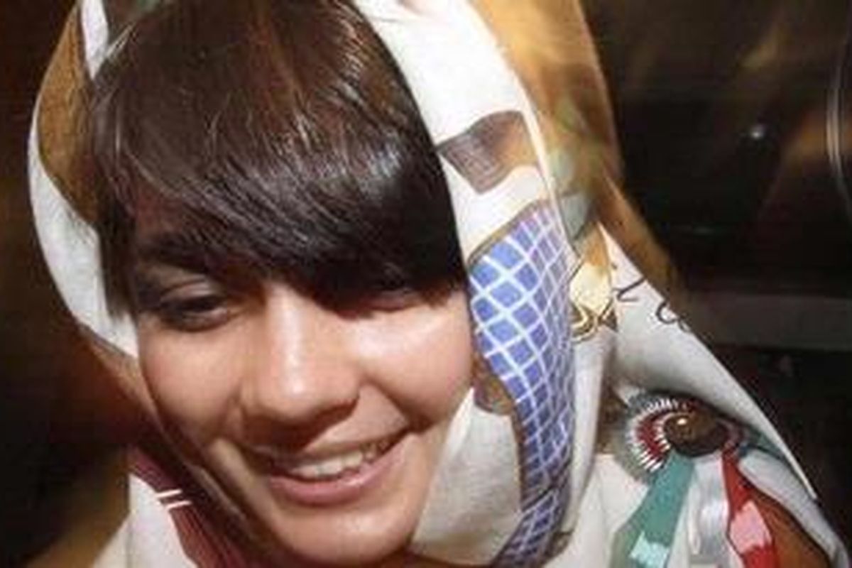 Indonesian television star Luna Maya leaves police headquarters in Jakarta  June 18, 2010 after being questioned over a controversial release of video clips appearing to show her and her pop star boyfriend Nazril "Ariel" Irham having sex. Indonesian police said on Tuesday they will detain Ariel as a suspect for breaching the countrys controversial pornography law by allegedly appearing on widely circulated home-made sex videos. Picture taken June 18, 2010.