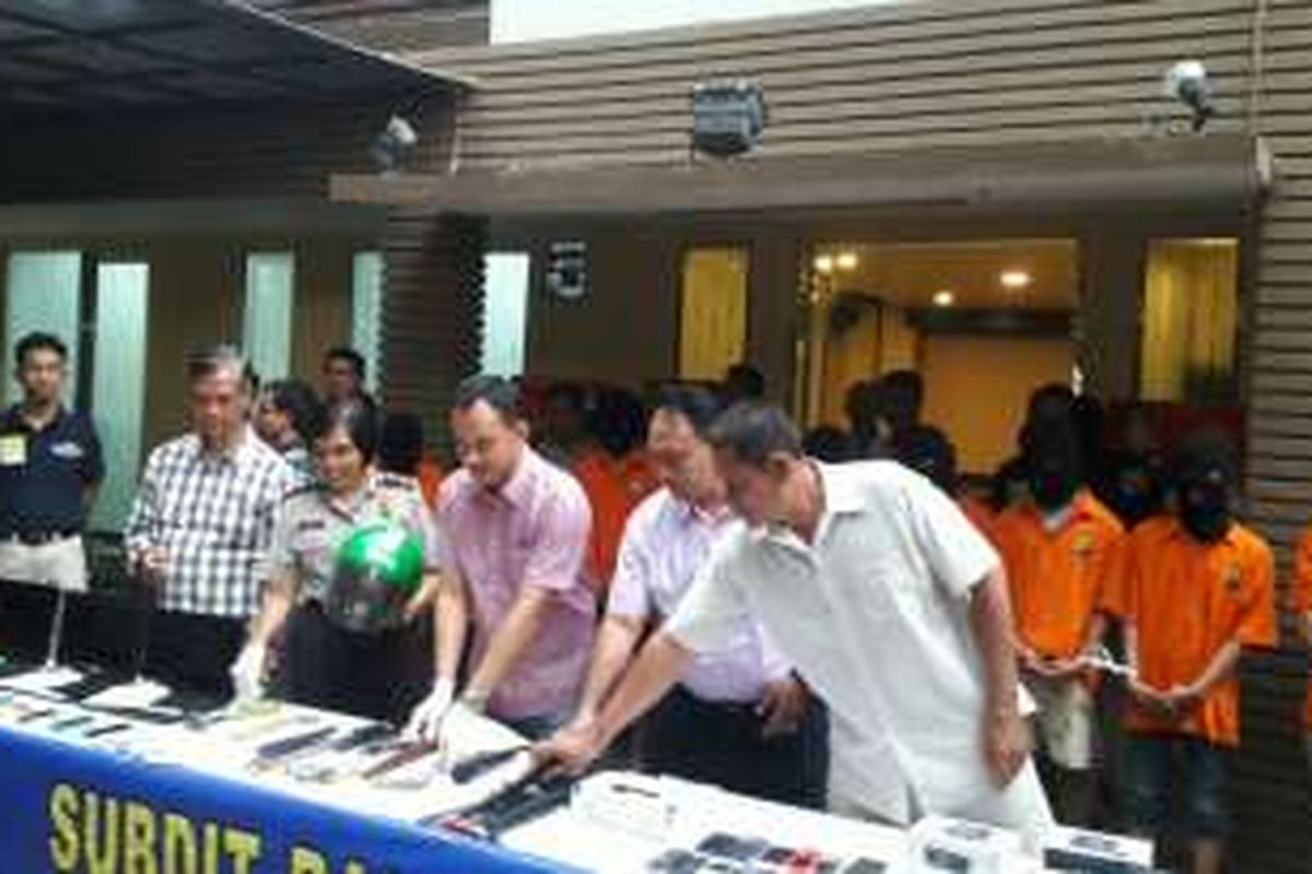 Subdit Ranmor Direktorat Reserse Kriminal Umum Polda Metro Jaya merilis hasil tangkapan tiga orang komplotan begal yang sering beroperasi di Bekasi dan Cikarang, Selasa (11/10/2016).