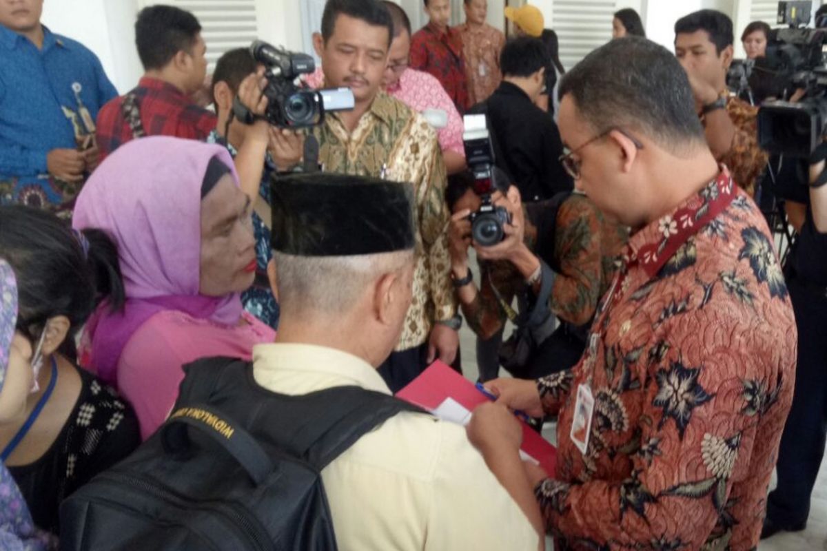 Seorang pedagang bernama Ridwan (33) mengadu kepada Gubernur DKI Jakarta Anies Baswedan karena tidak bisa lagi berjualan di trotoar, di Balai Kota DKI Jakarta, Kamis (23/11/2017).
