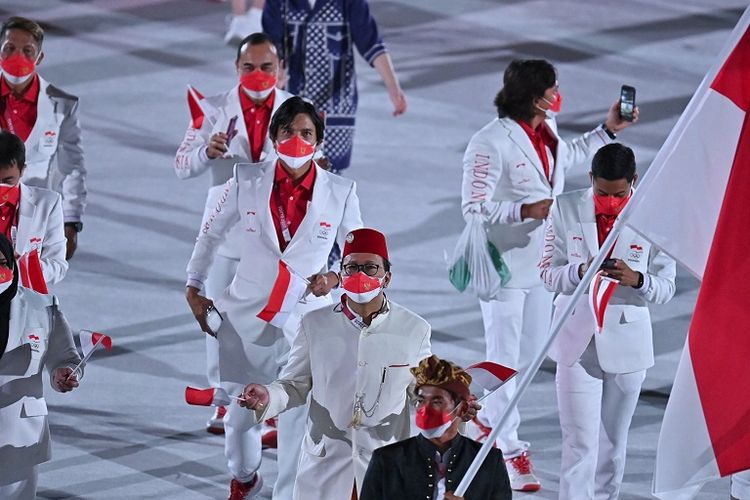 Kontingan indonesia dalam parade pembukaan Olimpiade Tokyo 2020 di Olympic Stadium, Jepang, pada Jumat (23/7/2021) malam WIB.