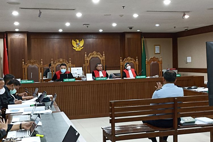Purnawirawan perwira tinggi TNI AU, Marsekal Sudjatimo ditegur Majelis Hakim Pengadilan Tindak Pidana Korupsi (Tipikor) Jakarta Pusat setelah menyatakan tidak mau marwah TNI dirusak sidang dugaan korupsi pengadaan helikopter AW-101, Senin (16/1/2023).