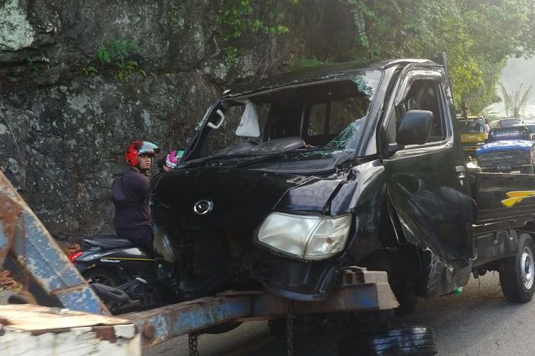 Mobil pikap dievakuasi oleh unit Laka Lantas Polresta Padang dari lokasi kejadian pada Minggu (29/5/2022)