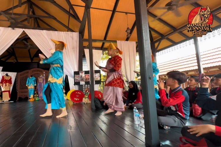 Kegiatan yang ditujukan silang budaya antara Indonesia - Malaysia dengan tema Wonderful Nusantara Festival (WNF) 2023, diselenggarakan berkat kerjasama dengan Jabatan Pendidikan Negeri Johor dan Yayasan Warisan Johor. Acara berlangsung di Kompleks Warisan Sultan Abu Bakar, Johor Heritage Center, Johor Bahru, Minggu (4/6/2023).