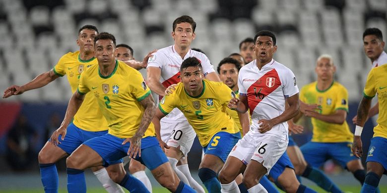 (Kiri ke kanan depan) pemain Brasil Danilo, Casemiro, dan pemain Peru Marcos Lopez menunggu bola dalam laga semifinal Copa America 2021 Brasil vs Peru di Stadion Nilton Santos di Rio de Janeiro, Brasil, pada 5 Juli 2021.