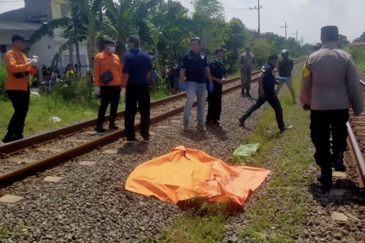 Proses evakuasi jenazah tertabrak kereta di Surabaya, Kamis (13/3/2025).