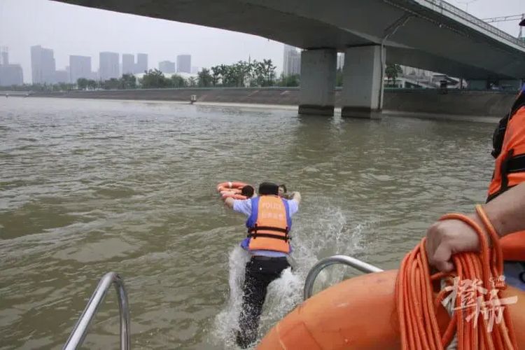 Peng Qinglin (31), kurir pengiriman di Hangzhou, China, melompat dari jembatan Xixing untuk menyelamatkan wanita yang hendak bunuh diri dengan melompat ke sungai.