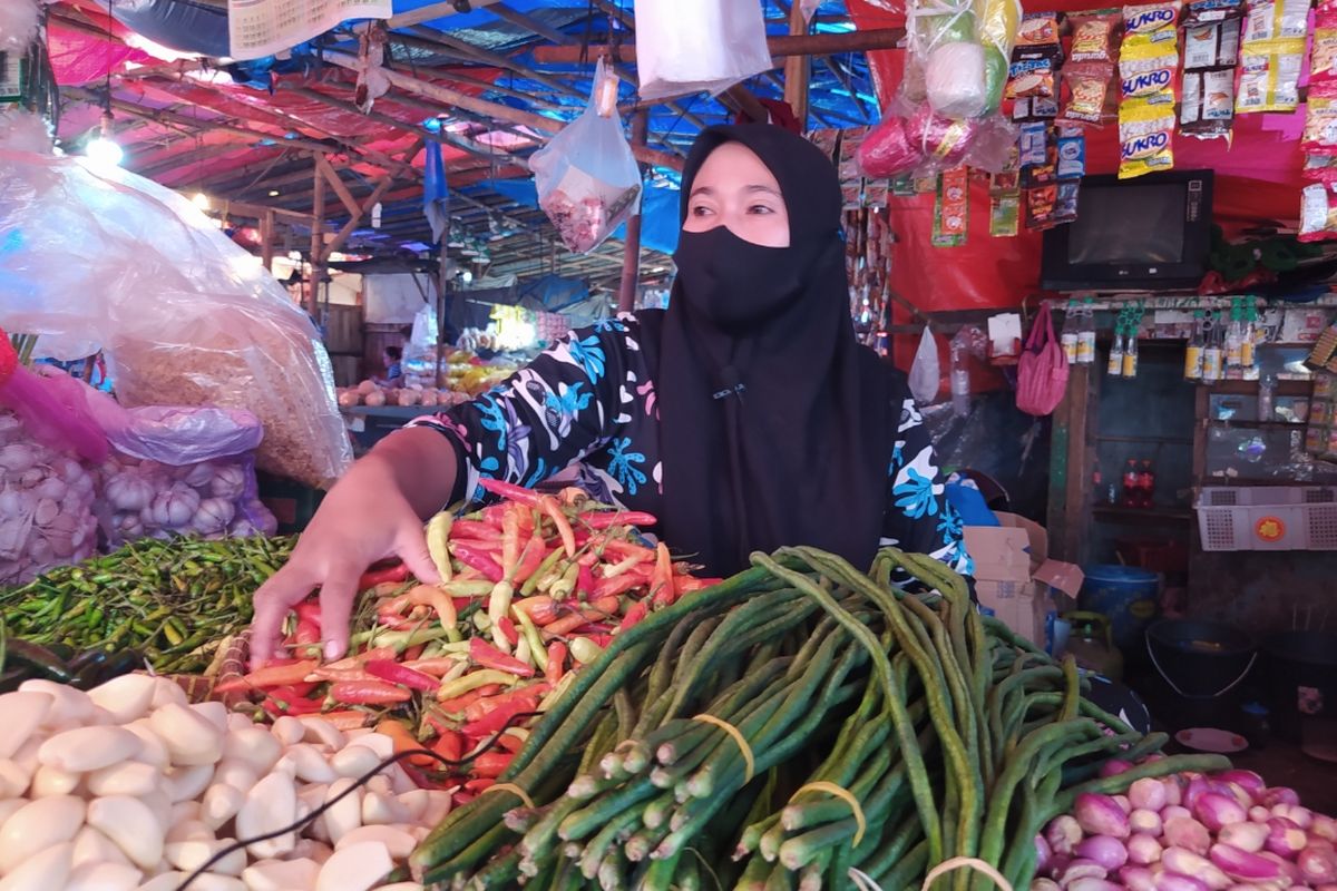 Kholifah (30), seorang pedagang cabai rawit merah di Pasar Anyar, Kota Tangerang, Banten. Ia menjual cabai rawit merah dengan harga Rp 130.000 tiap satu kilonya.