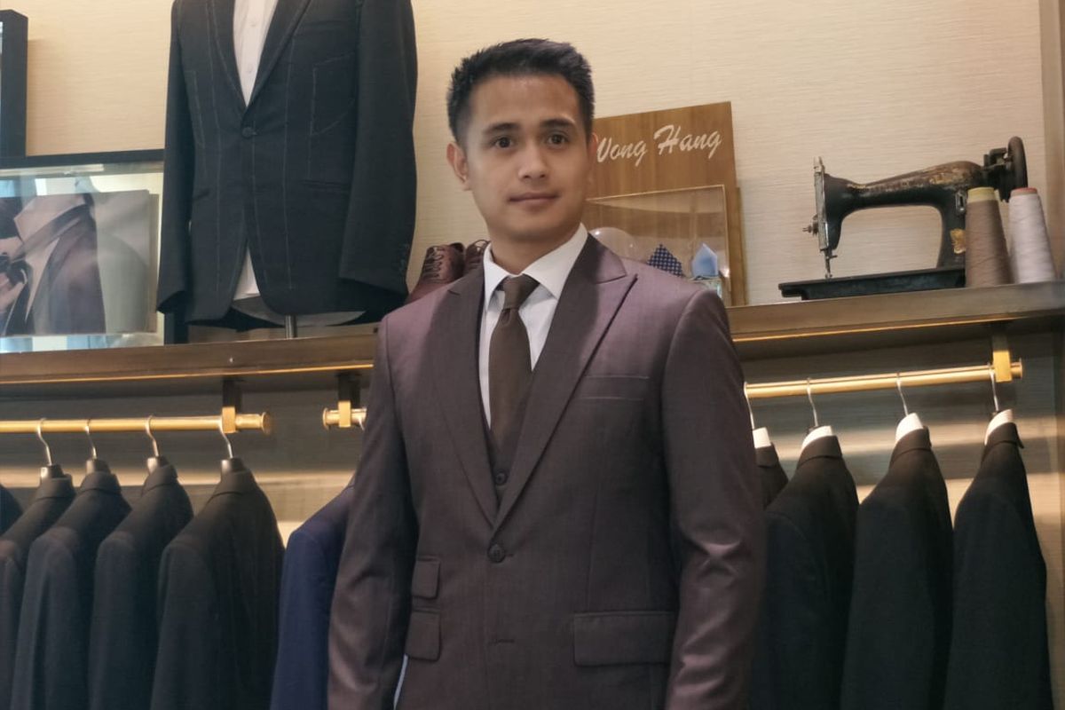 Ajun Perwira saat fitting baju pengantin di Wong Hang Tailor, Grand Indonesia, Thamrin, Jakarta Pusat, Sabtu (20/4/2019).