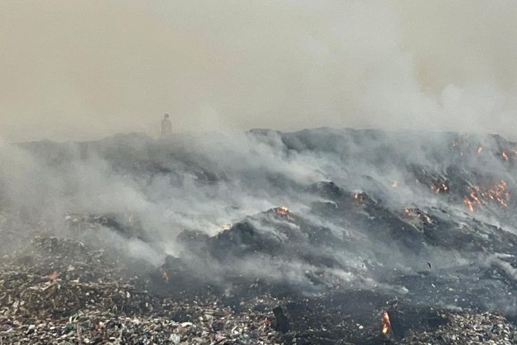 Medan Sulit Dijangkau, Pemkot Solo Pertimbangkan Pesawat atau Helikopter untuk Padamkan Api TPA Putri Cempo