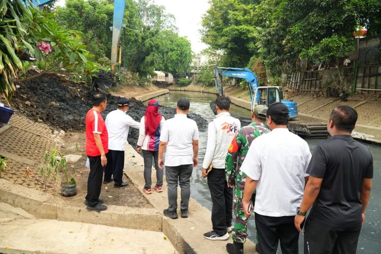 West Jakarta Dredges Grogol Kemanggisan Canal, Disposes 45,000 Cubic Meters of Sludge at Tegal Alur Cemetery