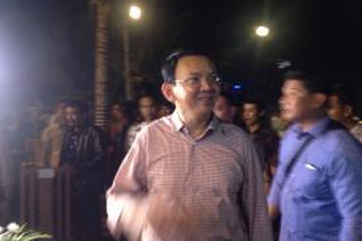 Gubernur DKI Jakarta Basuki Tjahaja Purnama tiba dan menyalami pengunjung di Jimbaran Resto, Ancol Taman Impian, Kamis (31/12/2015) malam. 


