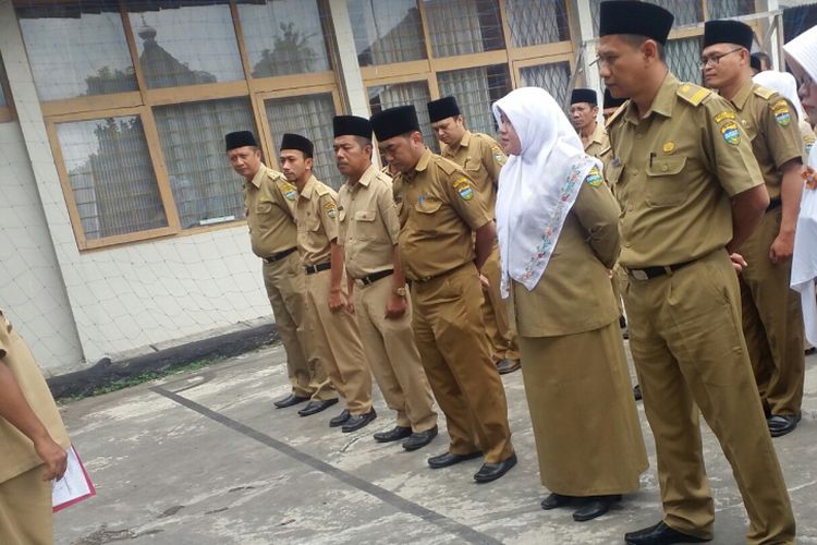 Bupati Tasikmalaya Uu Ruzhanul Ulum mengabsen pegawai BKD daerah setempat saat inspeksi mendadak, Senin (27/3/2017).