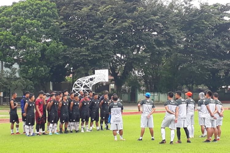 Rahmad Darmawan memimpin latihan skuad Tira-Persikabo menjelang laga kontra Persija Jakarta di babak 16 besar Piala Indonesia.