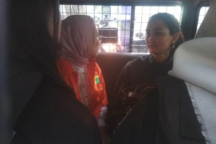Ratna Sarumpaet dibawa Kepolisian ke Kejaksaan Negeri Jakarta Selatan menghunakan mobil Rutan Polda Metro Jaya pada Kamis (31/1/2019)