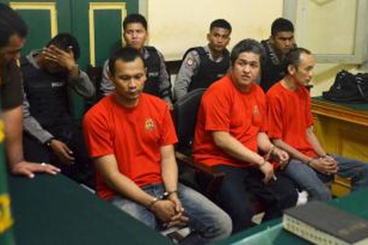 Tiga anggota sindikat Narkotika Internasional, Hardian (40), Raymond Winata alis Aley (40), Erdy alias Acuan (39) dituntut masing-masing dengan 17 tahun penjara, denda Rp 5 miliar dengan subsider enam bulan kurungan, Kamis (29/10).