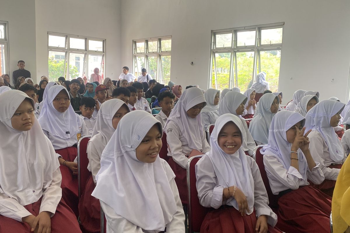 Senyum semringah para pelajar kelas VII di Sekolah Rakyat Kabupaten Sukabumi, Senin (14/7/2025).