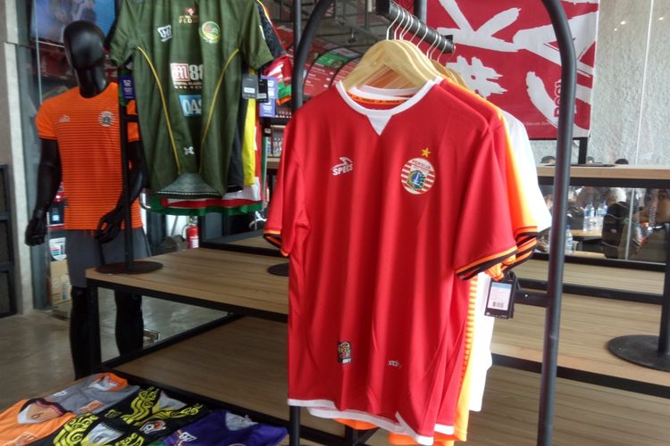 Salah satu jersey Persija Jakarta yang dijual di Garuda Store di Stadion Utama Gelora Bung Karno saat laga Persija Jakarta vs Persib, Rabu (10/7/2019).