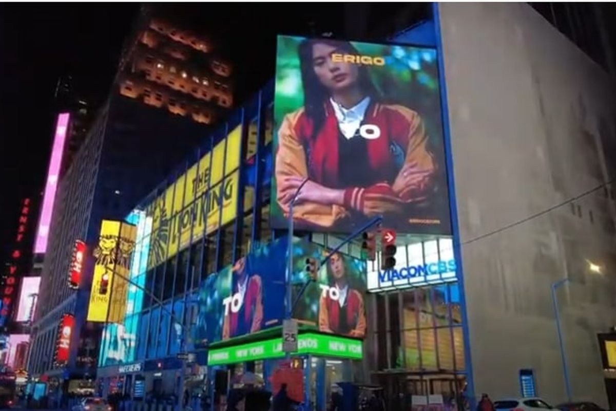 Iklan brand lokal Erigo muncul di billboard Times Square, New York.