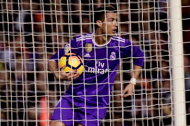 Cristiano Ronaldo mencetak gol Real Madrid ke gawang Valencia pada partai lanjutan La Liga di Stadion Mestalla, Rabu (22/2/2/2017).