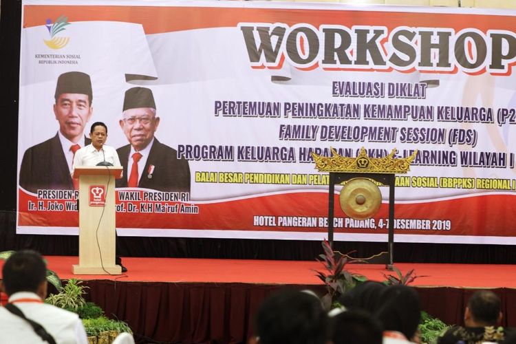 Kepala Badan Pendidikan Penelitian dan Penyuluhan Sosial, saat memberikan sambutan pada Workshop Evaluasi Diklat P2K2/FDS PKH E-Learning Wilayah I Sumatera.