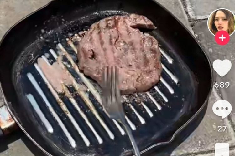 Warga Kota Semarang, Jawa Tengah eksperimen memasak steak tanpa kompor 
