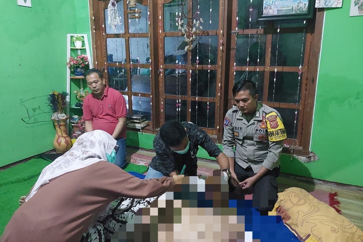 Polisi bersama tim medis saat melakukan pemeriksaan luar terhadap salah satu korban petani yang tewas tersengat jebakan tikus listrik di Desa Baleraja, Kecamatan Gantar, Kabupaten Indramayu, Sabtu (18/10/2025) malam
