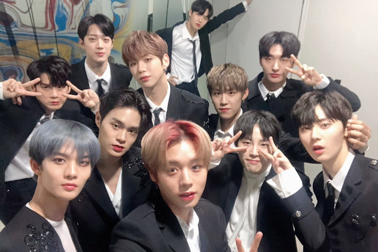 Wanna One berfoto bersama usai tampil dalam MBC Gayo Daejejun pada 31 Desember 2018 malam.