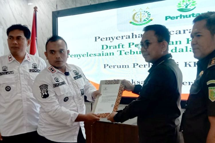 Administrator Perhutani KPH Blitar Muklisin dan Kepala Kejari Blitar Agus Kurniawan menunjukkan nota kerjasama antara kedua pihak dalam penertiban tanaman tebu liar di kawasan hutan, Kamis (4/8/2023)