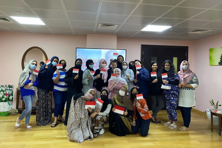 Mahasiswa Unair, Alya Muna Zuhra bersama rekan-rekannya saat berada di Tourism Spot Louvre Abu Dhabi.