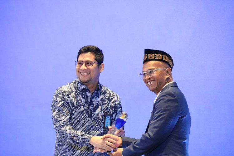 Corporate Secretary ADHI Rozi Sparta menerima penghargaan untuk ADHI sebagai Badan Publik Informatif dalam kategori Badan Usaha Milik Negara (BUMN) pada Anugerah Keterbukaan Informasi Publik 2024, di Mövenpick Hotel, Jakarta, Selasa (17/12/2024).