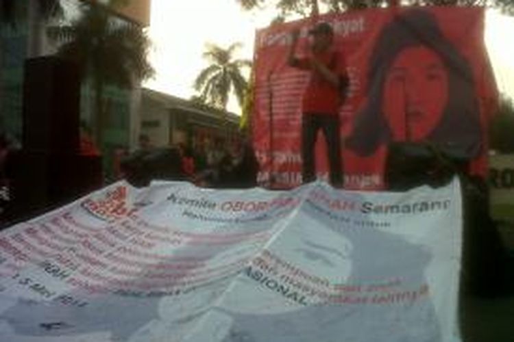 Perwakilan massa mengungkapkan dukungannya terhadap Marsinah. Aksi terbuka di gelar di depan Bundaran Videotron Semarang, Senin.