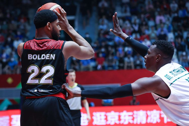 Aksi pemain timnas basket Indonesia, Marques Bolden saat laga melawan Arab Saudi dalam FIBA Asia Cup 2022 di Istora Senayan Jakarta, Selasa (12/7/2022).  Timnas basket Indonesia menang telak 80-54 atas Arab Saudi pada laga pertama Grup A FIBA Asia Cup 2022.