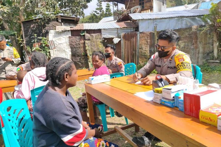 Satgas Ops Damai Cartenz tengah melakukan pemeriksaan kesehatan dan penyerahan bantuan kepada warga Kiwirok yang berada di Distrik Oksibil, Pegunungan Bintang, Papua, Selasa (11/10/2022)