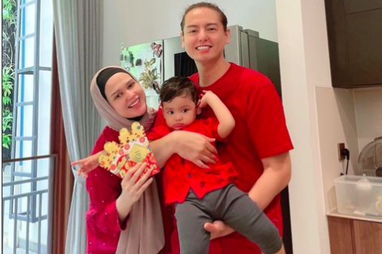 Potret Roger Danuarta dan Cut Meyriska ikut meriahkan Tahun Baru Imlek bersama putra mereka, Shaquille