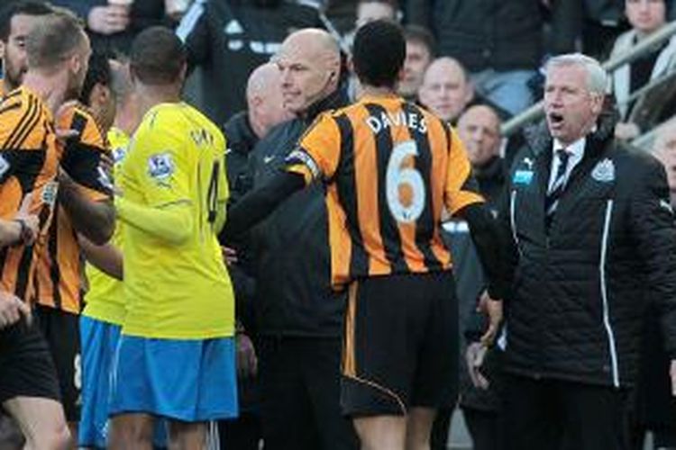 Pelatih Newcaslte United Alan Pardew (kanan) berselisih dengan pemain-pemain Hull City, setelah ia menyundul wajah gelandang Hull David Meyler, saat kedua kubu melakoni laga Premier League, di KC Stadium, Sabtu (1/3/2014). 