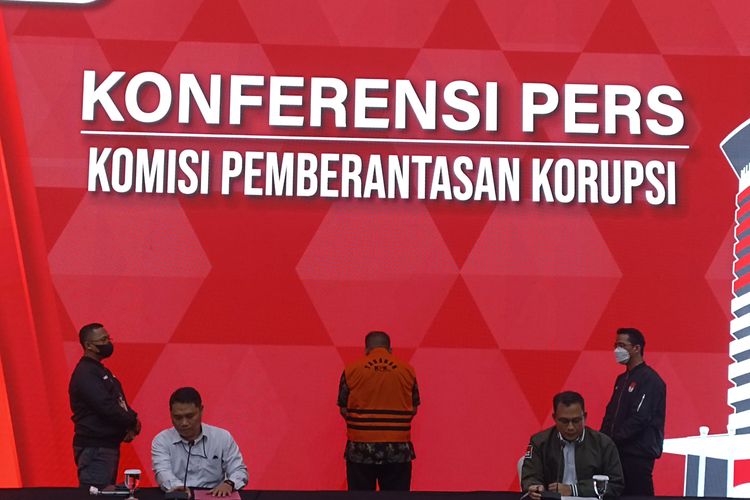 Komisi Pemberantasan Korupsi (KPK) menahan Sekretaris DPRD Kabupaten Pemalang, Jawa Tengah, Sodik Ismanto karena diduga membeli jabatan Rp 100 juta kepada Bupati Pemalang, Mukti Agung Wibowo, Kamis (6/7/2023).