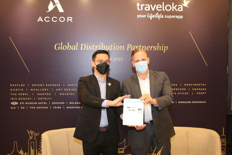 Alfan Hendro, COO Traveloka dan Garth Simmons berfoto bersama dengan CEO Accor Southeast Asia, Japan, South Korea di Raffles Jakarta, Selasa (5/4/2022).