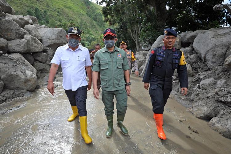 Bupati Humbahas Dosmar Banjarnahor (paling kiri) saat mendampingi kepala BNPB Letjen TNI Suharyanto saat meninjau lokasi banjir bandang dan tanah longsor di Kecamatan Baktiraja, Senin (4/12/2023)