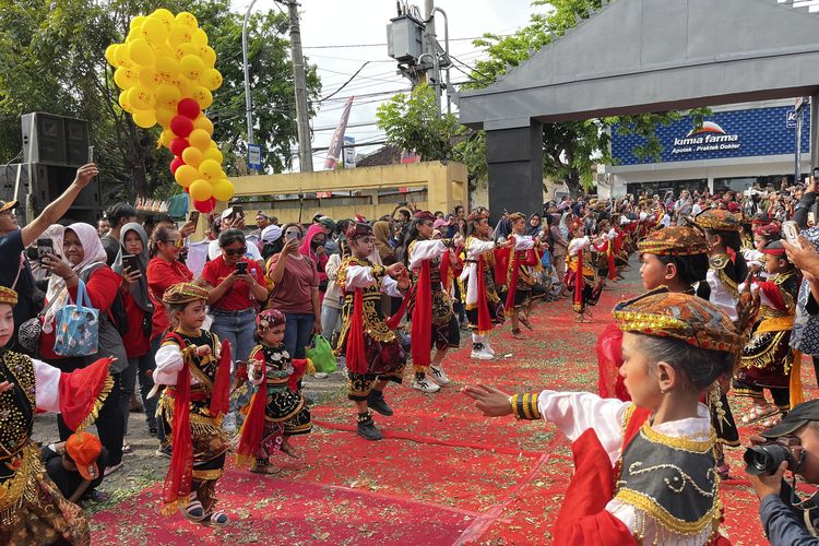 Penampilan 1.000 penari dalam tradisi Napak Tilas Sembrani Bumi Nusantara yang berlangsung mulai dari Lidah Wetan hingga Taman Bungkul, Surabaya, Minggu (5/10/2025).