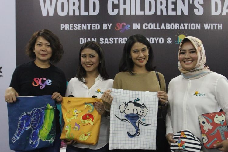 SGE Live dan Dian Sastrowardhoyo berkolaborasi menjual tanda mata khusus yang dananya untuk Sekolah Drisana bagi anak-anak autisme.