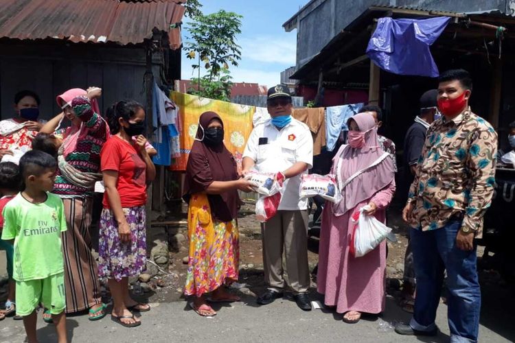 Anggota DPRD Pasaman Martias menjalani sanksi membagikan sembako dan masker kepada masyarakat, Jumat (22/5/2020)